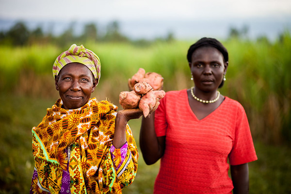 kenya_women_sweet_potatoes