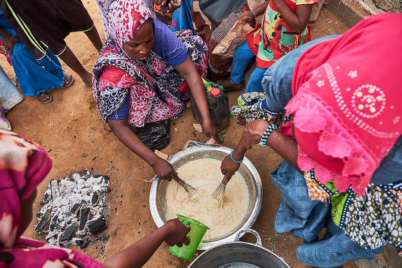 Women in Mauritania prepare food rations